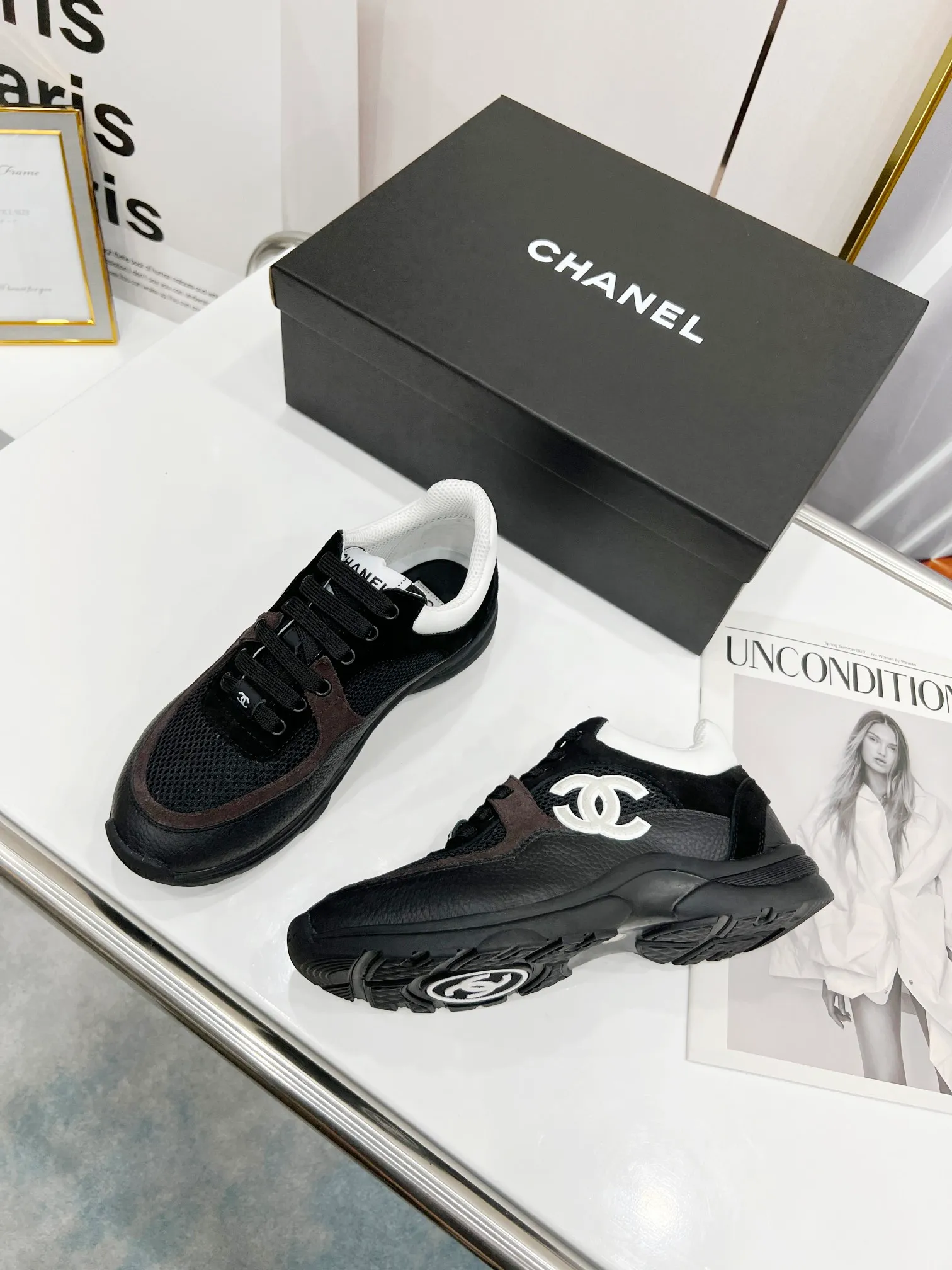 👟👟Ex-factory price 520👟👟 Chanel (Chanel) 2023 new color casual sports shoes, Paris Fashion Week (Chanel) catwalk style, original shoes purchased in Italy and made 1:1, fabric: original customized high-reflective material/high mercerized suede cowhide, breathable mesh splicing, 1 cm thick original movable massage feet, comfortable to wear, private original molded outsole , color, black, white, two-color optional. Number of yards; 35--41